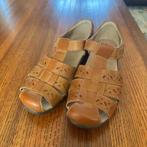 Earth Spirit Tan Sandals for Women
